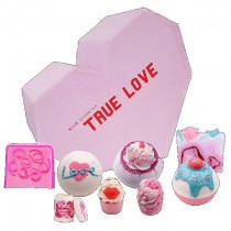 Bomb Cosmetics True Love Gift Box Kula Musujca 3szt + Mydeko Glicerynowe 2szt + Malana Babeczka 2szt + Balsam do ust